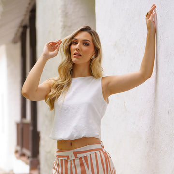 Blusa englobada de anudar en espalda