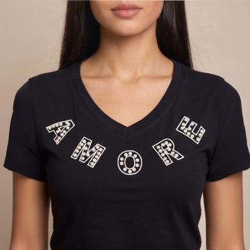 Camiseta cuello en V con aplique "AMORE"