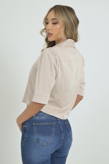 Blusa corta tipo camisera con botones