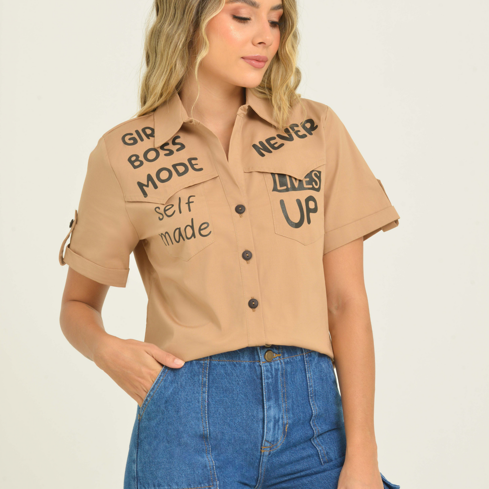 Camisera cropped con bolsillos delanteros y botones en manga